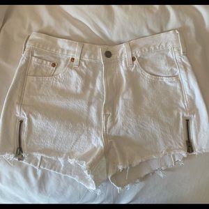 white levi shorts with zipper detailing